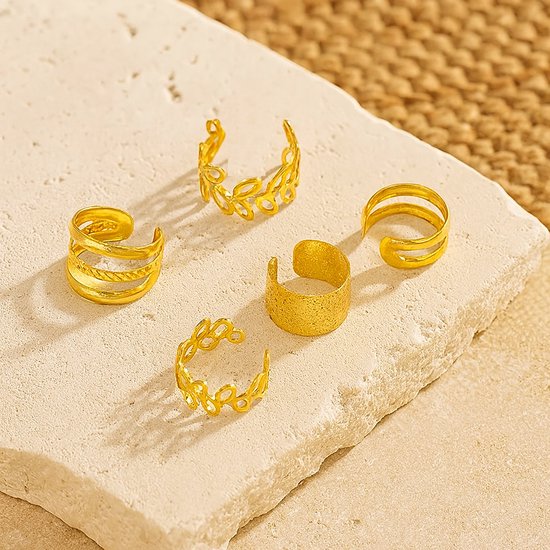 Vier gouden ringen en twee opengewerkte oorringen met bladmotief.