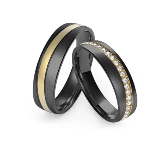 Twee zwarte titanium trouwringen, één met een gouden band, de ander bezet met diamanten.