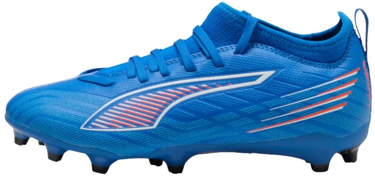Puma Ultra 6 Match FG/AG Jr voetbalschoenen in Ultra Blue met vetersluiting en GripControl-coating.