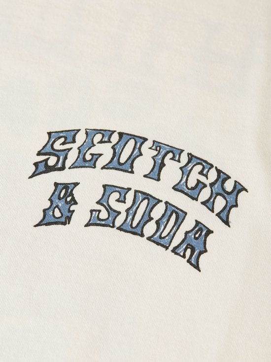 Crèmekleurig T-shirt met blauwe "SCOTCH & SODA"-opschrift in retro letters op de borst.