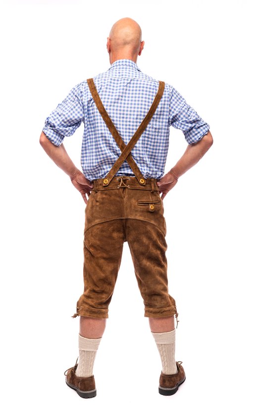 Man met lederhosen, wit-blauw geruite blouse en bretels, van achteren gezien.