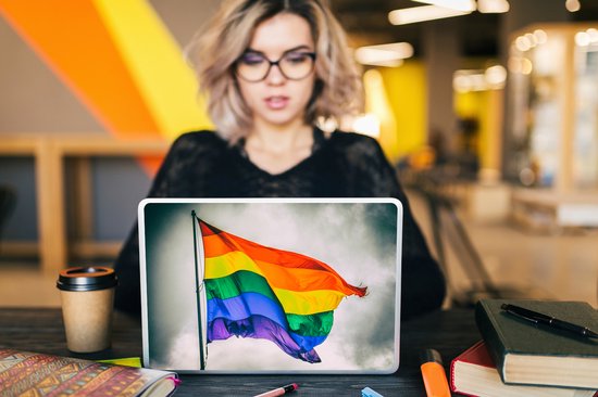 Laptop sticker - 13.3 inch - Foto van een regenboog vlag - 31x22,5cm - Laptopstickers - Laptop skin - Cover