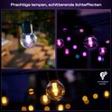 Draad met ronde lampen, sommige met wit, roze of paars licht, deels onzichtbaar.