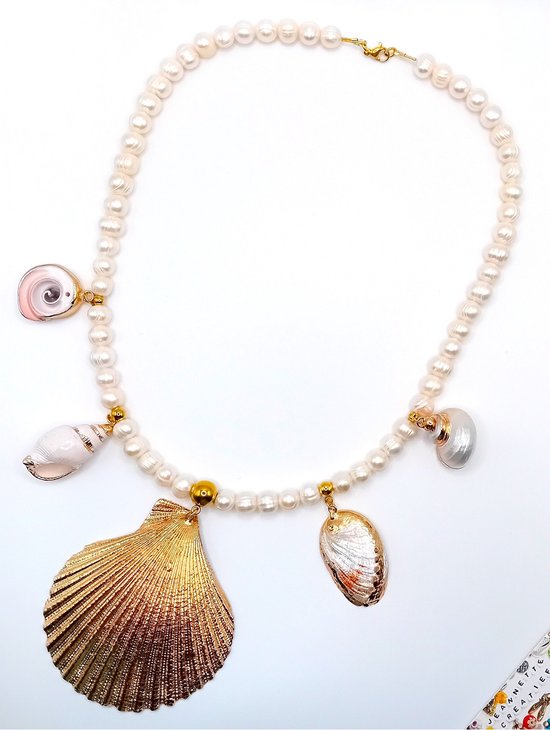 Parelketting met zeven zoetwaterparels, goudkleurige kraaltjes en vijf schelpbedels: een grote gouden schelp, een schelp met parelmoer, twee witte schelpjes en een schelpje met roze spiraal.