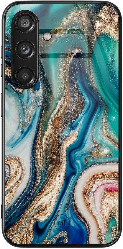 Coque de téléphone avec un imprimé marbre vert, bleu et doré. Le dos présente un triple appareil photo.