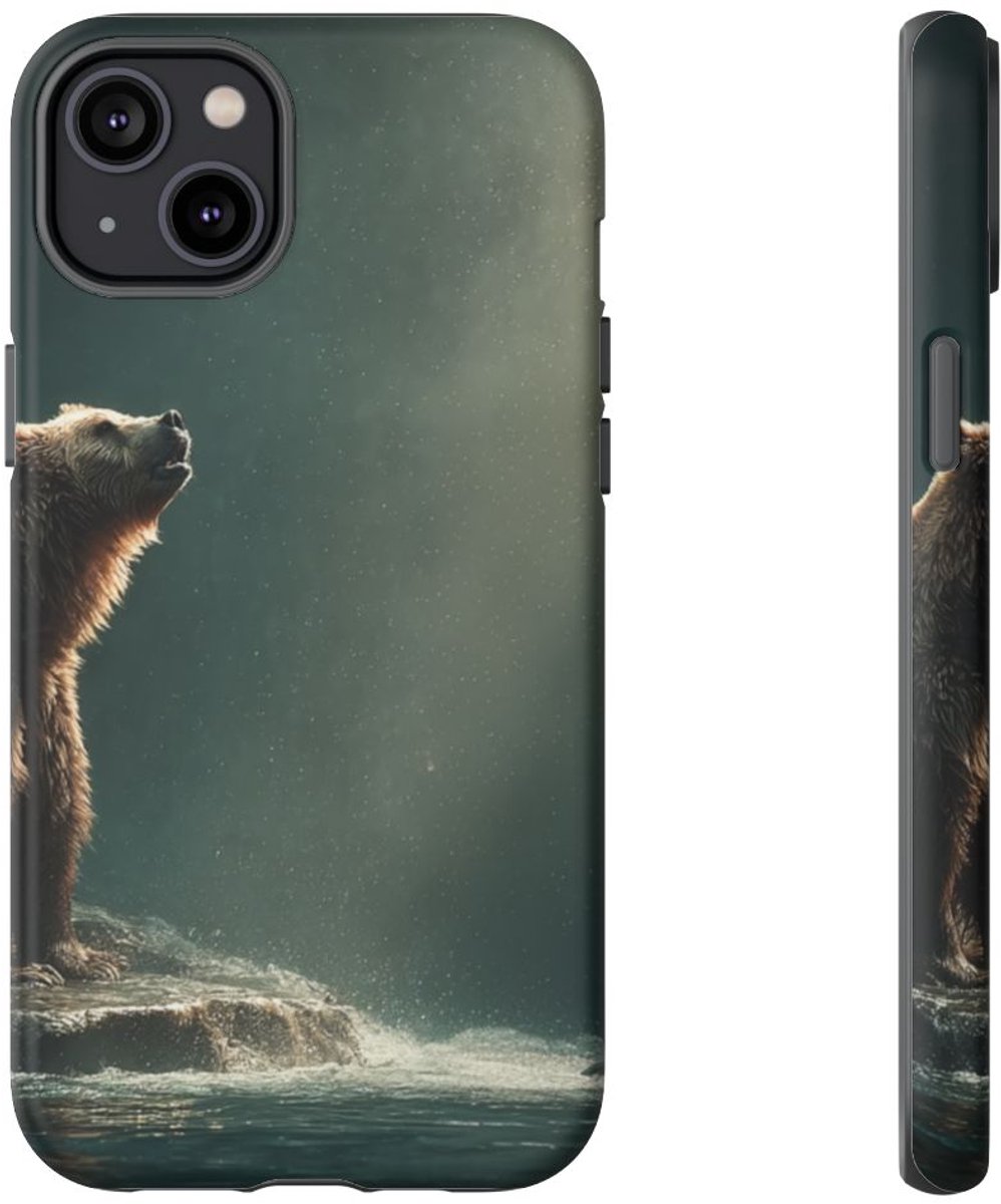 Bruine Beer bij Rivier met Vis – Telefoonhoesje Geschikt voor iPhone 14 Plus