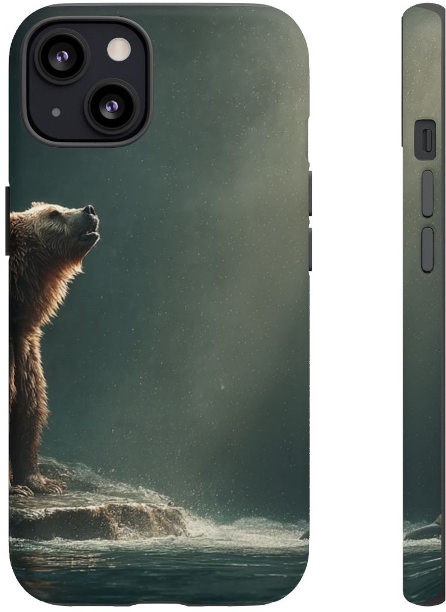 Bruine Beer bij Rivier met Vis – Telefoonhoesje Geschikt voor iPhone 13