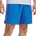 Man in een blauwe Under Armour sportbroek met 'UNDER ARMOUR' logo op de zijkant.