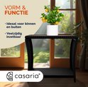 Zwarte vierkante bijzettafel met houten tafelblad, met plant.