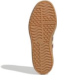 Binnenzool van crème lage sneaker met dikke bruine zool en Adidas logo en geometrisch/golfprofiel.