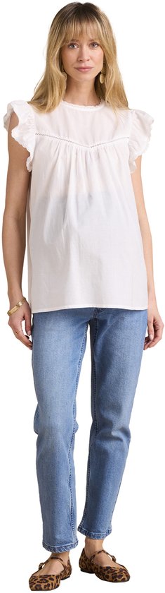 Wit katoenen blouse met ruches aan de mouwen en kanten details, gedragen met een spijkerbroek.
