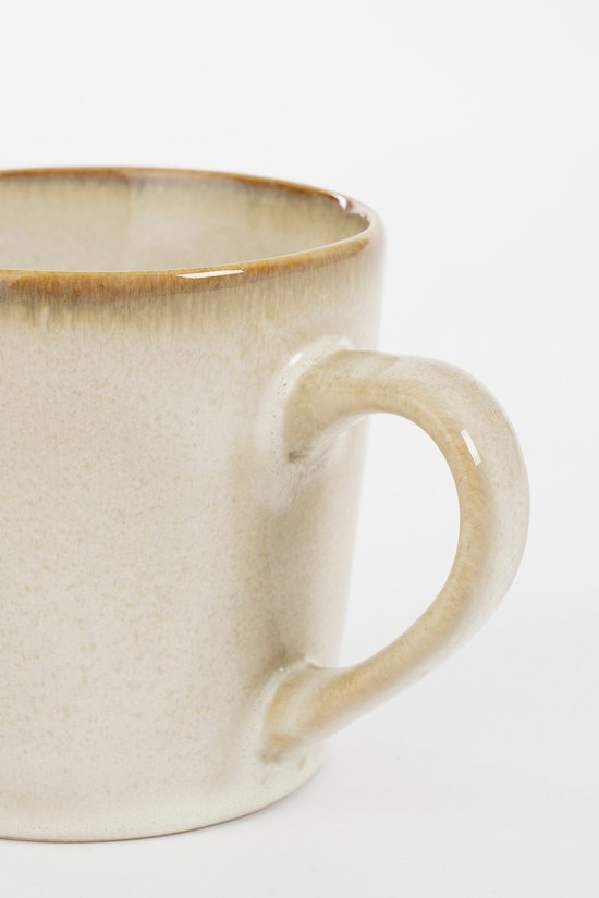 Close-up van een beige mok met een subtiele bruine rand en een praktische handgreep. De textuur is zichtbaar.