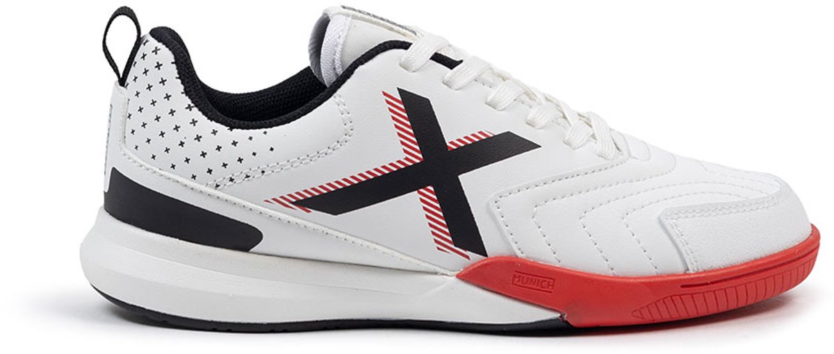 Witte voetbalschoenen voor jongens en meisjes, met zwarte en rode details, aerodynamisch ontwerp en comfortabele pasvorm.