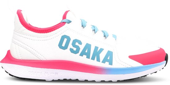 Zijaanzicht van witte unisex sneaker met 'OSAKA' in blauw op de zijkant, roze en blauwe zool.