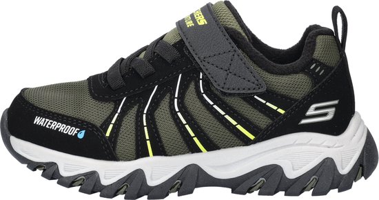 Zwarte Skechers outdoorschoen met groene mesh en gele accenten. "WATERPROOF" opdruk.