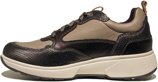 Bruine sneaker met beige en donkerbruine leren panelen. Snake-print details aan de zijkant en neus. Ritssluiting.