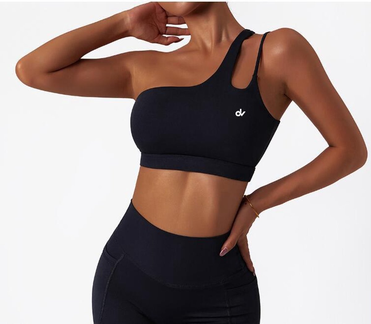 Maat M – Zwarte Off-Shoulder Sporttop Dames – Dubbele Bandjes – One Shoulder – Aansluitend – Ademend – Diana Verweijen Collectie
