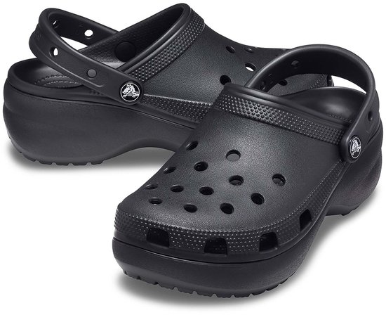 Twee zwarte Crocs klompen met plateauzool en draagband, zicht op de zijkant en voorkant.