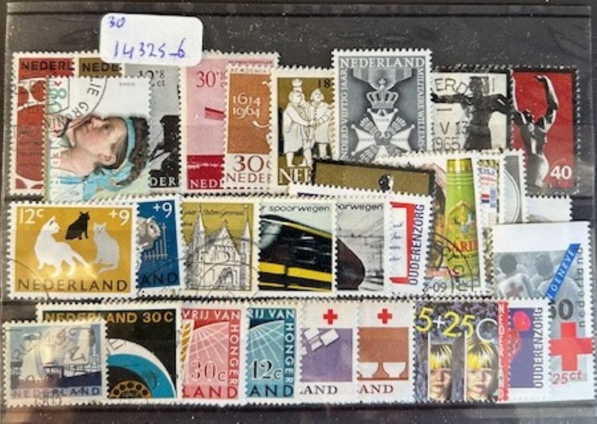 Luxe postzegel pakket (A6 formaat) - collectie van 31 verschillende postzegels van Ned - kan als ansichtkaart in een A5 envelop. Authentiek cadeau - cadeau - geschenk