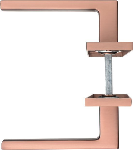 Koperkleurige deurklink op een vierkant rozet, met een metalen pen.