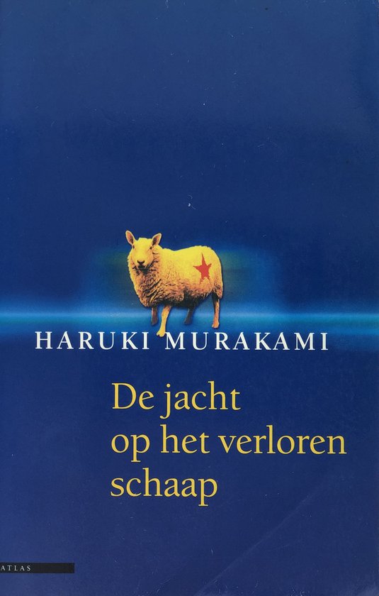 Voorkant van het boek 'De jacht op het verloren schaap' met een schaap met een rode ster op een blauwe achtergrond.