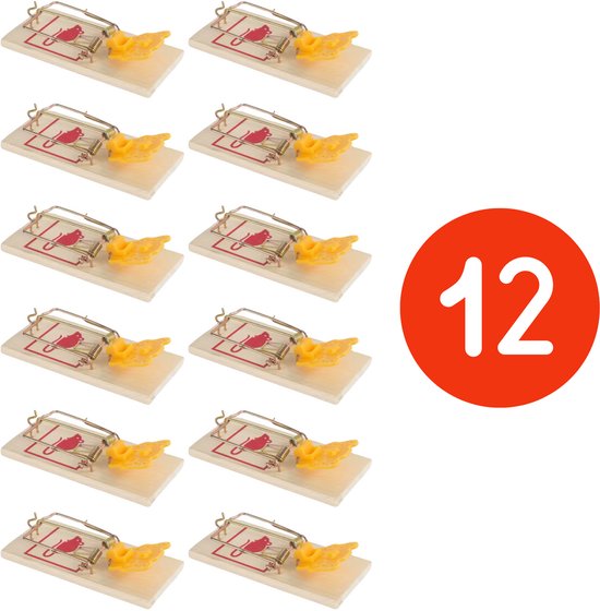 Twaalf houten muizenvallen met rode muisprint en geel lokaas, met een rode cirkel met cijfer 12.