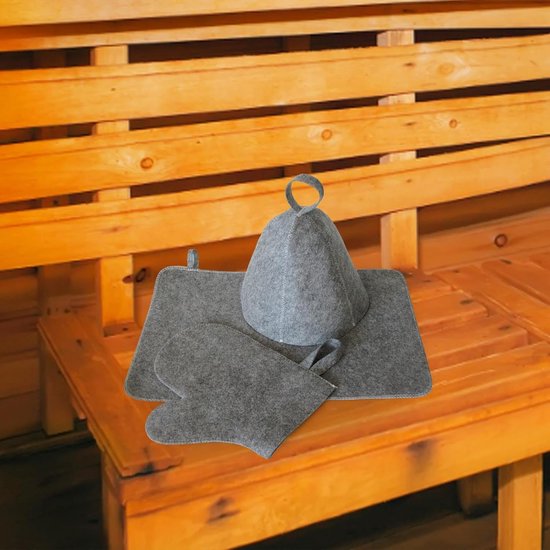Grijze vilten saunaset met mat, pette en wanten op houten bank.