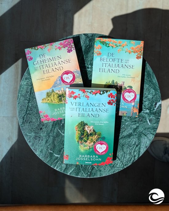 Drie boeken met Italiaanse eilanden op marmeren tafel, met bloemenranden en de titels 'De geheimen van het Italiaanse eiland', 'De belofte van het Italiaanse eiland' en 'Verlangen naar het Italiaanse eiland'.