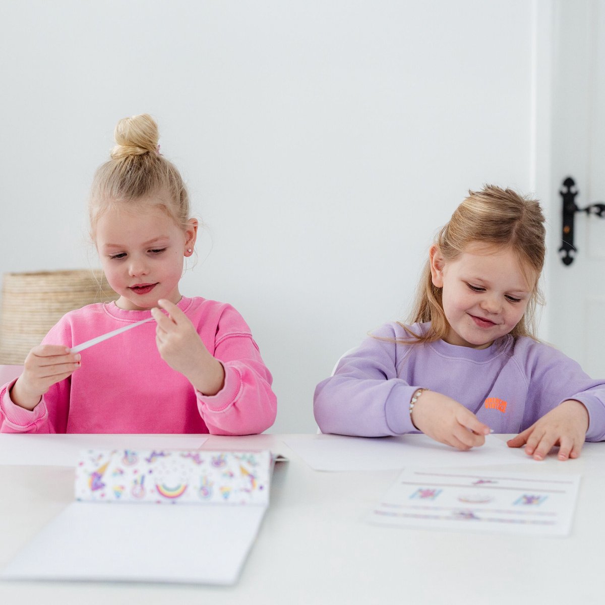 Totum Unicorn A4 sticker boek 1000 stickers - 20 pagina's met unicorn thema - speelgoed knutselen stickeren - vanaf 3 jaar — afbeelding 7