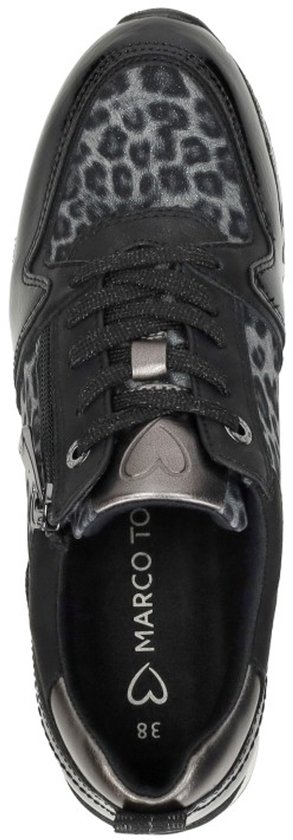 Bovenaanzicht van zwarte sneaker met luipaardprint, 'MARCO TOZZI' op binnenzool.
