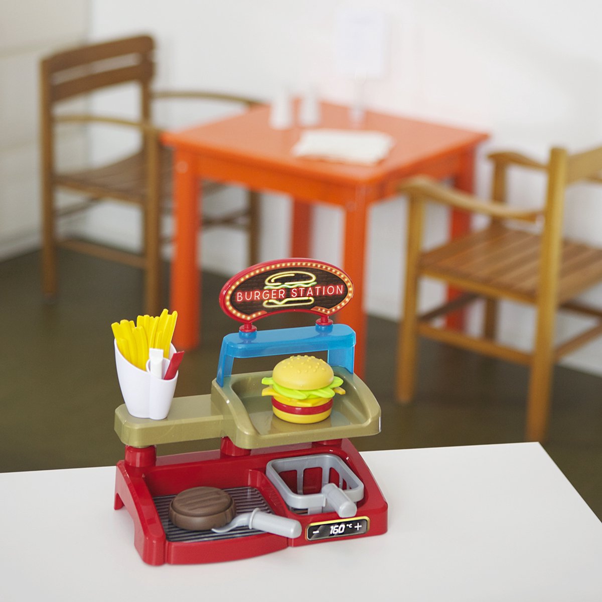Kleurplaat van een schattige hamburger en frietjes Gratis te dowoaden