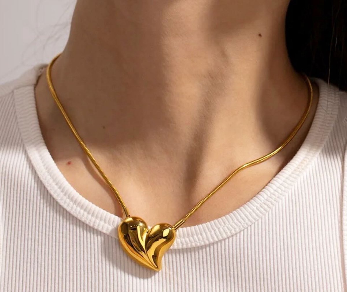 Merlie ketting - Hartvormige Hanger - Roestvrij met Goudlaag - Modern & Romantisch - Hypoallergeen