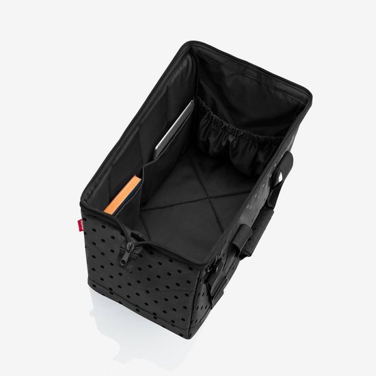 Zwarte weekendtas met handvatten, schouderband en een subtiel stippenpatroon.