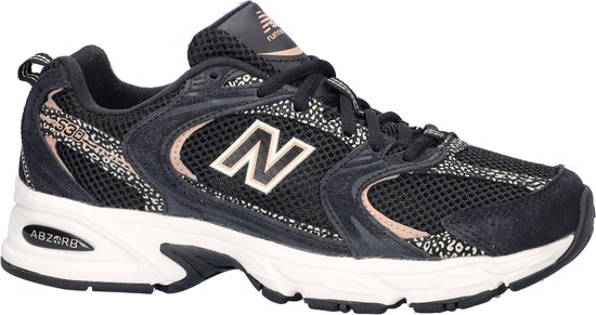 Zijkant zwarte New Balance U530 sneaker, luipaardprint, beige accenten.