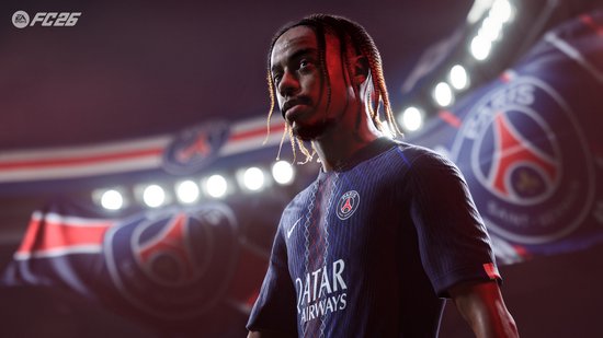 Portret van een voetballer met bruine vlechtjes, gekleed in een blauw Paris Saint-Germain tenue.