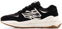 Zwarte New Balance sneaker met zebraprint op de zijkant, beige zool en witte veters.