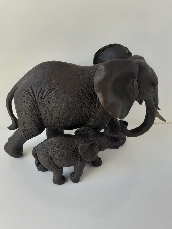 Olifanten beeld mama olifant met baby langs haar zij 16 x 26 x 14 cm