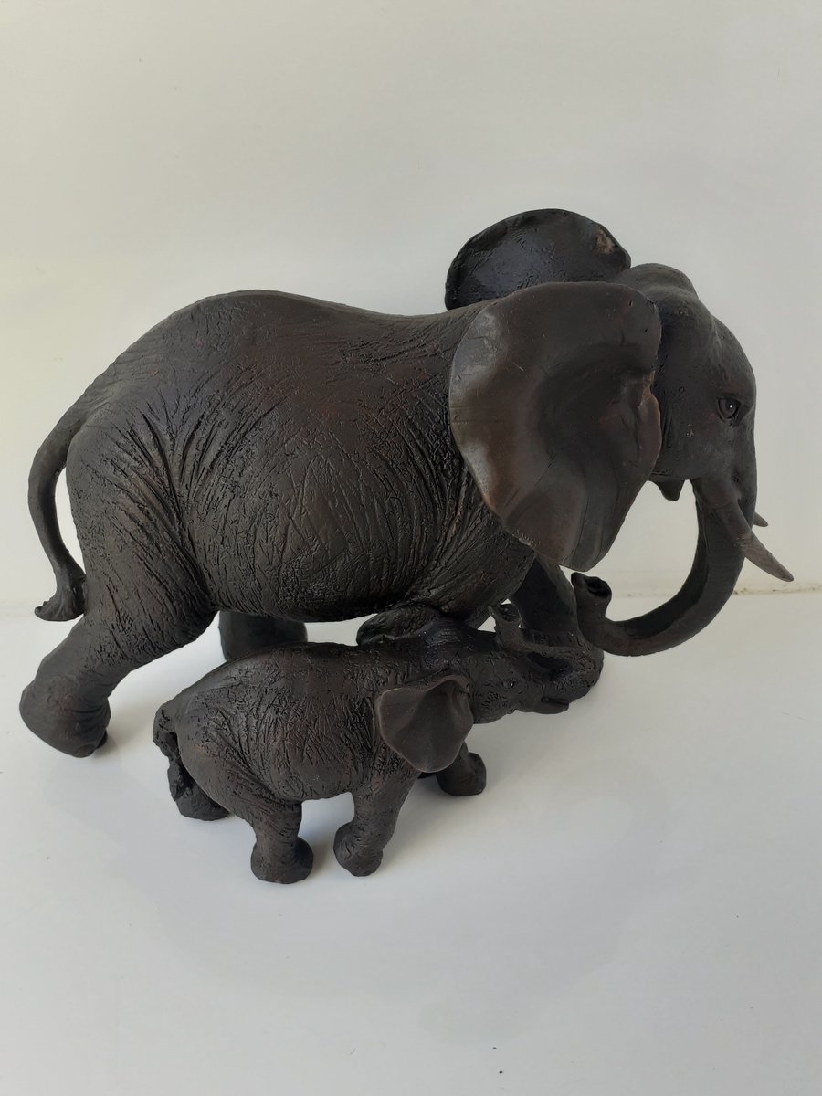 Olifanten beeld mama olifant met baby langs haar zij 16 x 26 x 14 cm