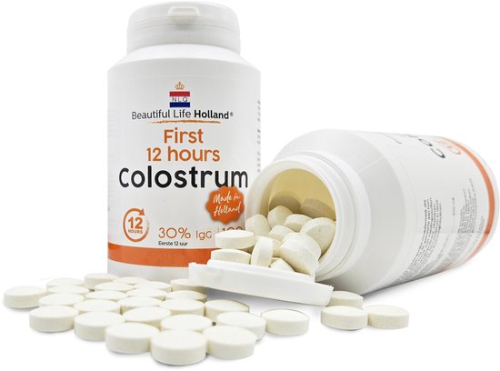 Twee witte pillenflessen met 'Beautiful Life Holland Colostrum First 12 hours' erop. Een fles is open en pillen liggen eromheen.