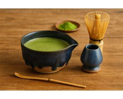 Matcha Set Kurohana – Handgemaakte Matchakom & Klopperhouder – Keramiek – Paars/Blauw/Groen – Japans Design – Chawan & Kusenaoshi – Theeritueel