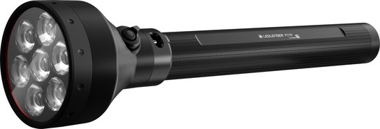 Zwarte Ledlenser zaklamp met zeven lampjes in de kop, op een zwarte achtergrond.