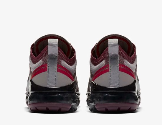 Achterkant van bordeauxrode Nike Air VaporMax Flyknit 3 sneakers met grijze en rode accenten op de hiel en zwarte zool.
