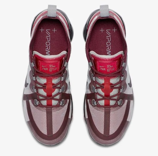 Bovenaanzicht van bordeauxrode Nike Air VaporMax Flyknit 3 sneakers met VAPORMAX-opschrift op de binnenzool en Swoosh.