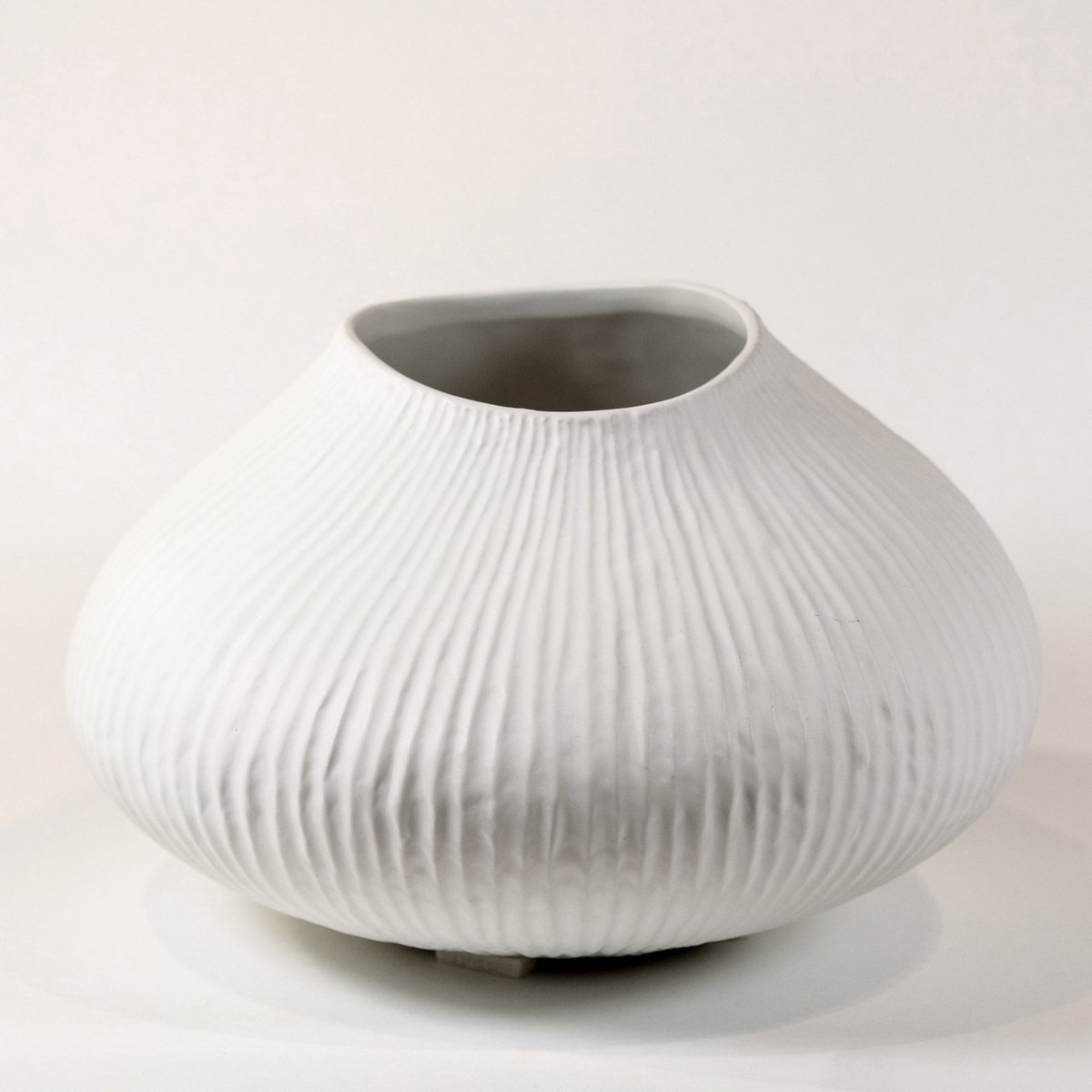 Skønt Gunhilde Liljekonval - Keramiek Vaas - Zwaanwit - 18 cm hoog
