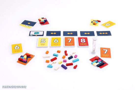 Overzicht van het LEGO Brick Like This! spel met doos, gekleurde steentjes, kaarten en zandloper.