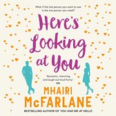 Boekomslag met de titel 'Here's Looking at You' in paarse letters, omringd door hartjes. Silhouetten van een man en vrouw staan naast de titel. 'Mhairi McFarlane' staat onderaan in gele letters.