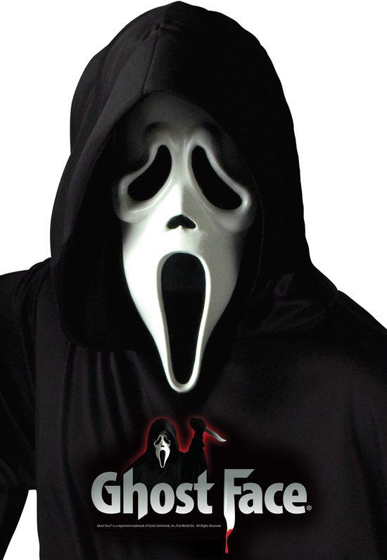 Witte Ghostface-masker met open mond, gedragen met zwarte capuchon met het "Ghost Face" logo.