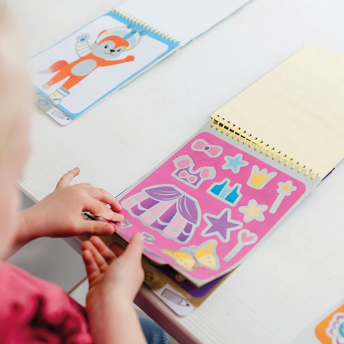 Totum Dress Me Up sticker aankleed- en kleurboekje vakantieboekje meisjes 24 delig - educatief speelgoed junior vanaf 3 jaar stickeren en kleuren - — afbeelding 3