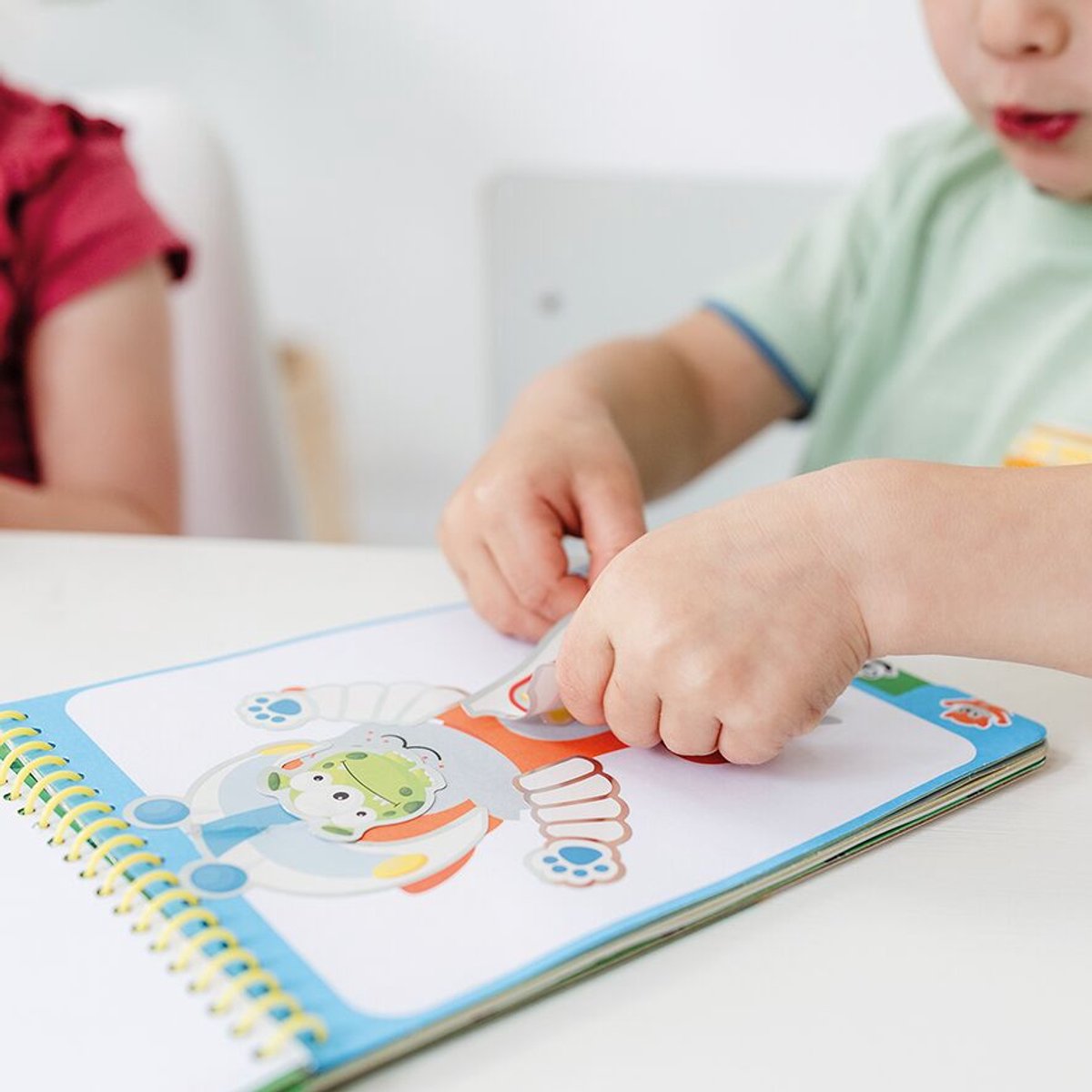 Totum Dress Me Up sticker aankleed- en kleurboekje vakantieboekje dieren 24 delig - speelgoed junior vanaf 3 jaar stickeren en kleuren - panda en vosje — afbeelding 2