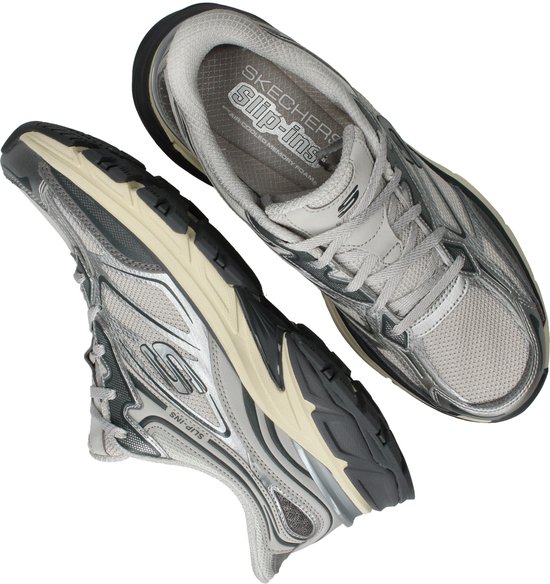 Zilverkleurige Skechers sneakers met mesh en metallic details, van bovenaf gezien.